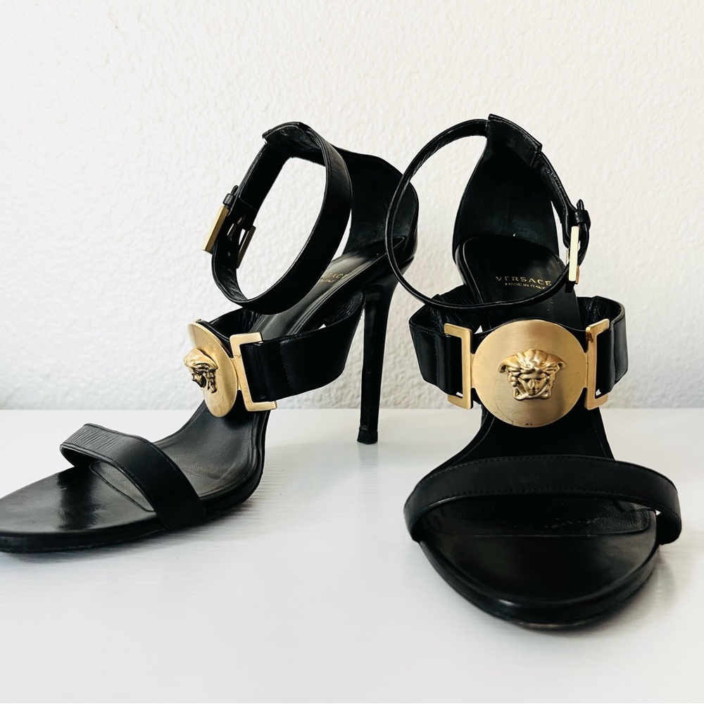 EU 40 VERSACE Medusa Buckle in Gold (Black Leather)